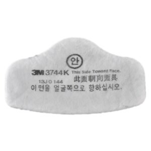 Tấm lọc 3M 3744K màu trắng xám dạng nỉ cong hình yên ngựa, in mã 3M 3744K và dòng chữ hướng dẫn mặt hướng vào mặt