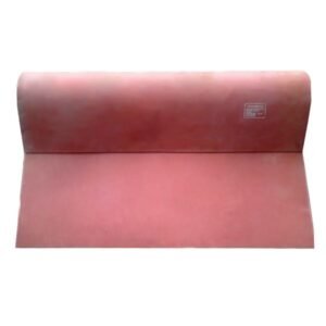 Tấm thảm cách điện Vicadi cao su màu hồng đỏ được trải phẳng, một đầu cuộn tròn, góc thảm có tem nhãn trắng