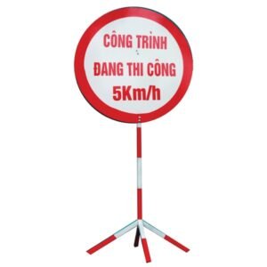 Biển báo tròn viền đỏ ghi Công trình đang thi công 5Km/h, gắn trên cột sơn trắng đỏ có chân ba càng