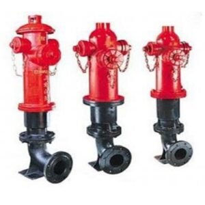 Ba trụ cứu hỏa 3 họng xếp hàng, thân trên sơn đỏ có nắp họng xích giữ, thân dưới gang đen với cút cong mặt bích